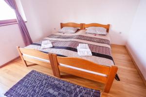 普里耶多尔Vikendica Kristina的一间卧室配有一张木床和两个枕头