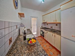 拉坎努塔Apartment Canuta Baja 2 by Interhome的厨房在柜台上放一碗水果