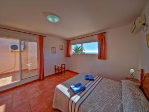 拉坎努塔Apartment Canuta Baja 2 by Interhome的一间卧室设有一张床和一个大窗户