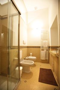 莱切VVM和斯图瑞可住宿加早餐旅馆的浴室配有卫生间、盥洗盆和淋浴。
