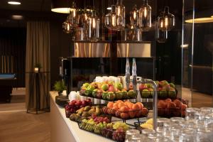 加勒穆恩Park Inn by Radisson Oslo Airport Hotel West的水果和蔬菜在桌上的篮子里的展示