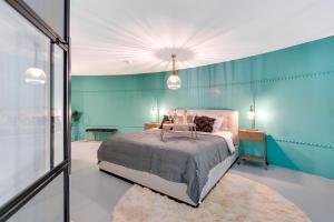 格罗宁根Hotel Watertoren West的一间卧室设有一张床和蓝色的墙壁