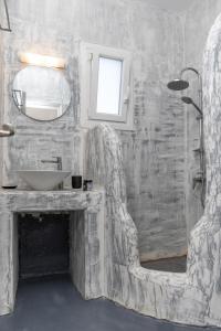 布拉卡Helios Beach Studios的一间带水槽和镜子的浴室