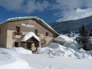 马泰马尔大草原旅馆的一座被雪覆盖的建筑,周围积雪覆盖