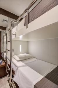瓜鲁柳斯FAST SLEEP Guarulhos by Slaviero Hotéis的一间带两张双层床的卧室和楼梯