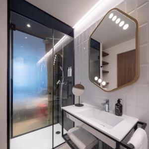 米兰Urban Hive Milano的一间带水槽和镜子的浴室