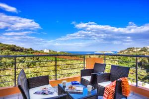 卡莱维斯Cyan Icons Villas Kalyves Chania的一个带桌椅的海景阳台