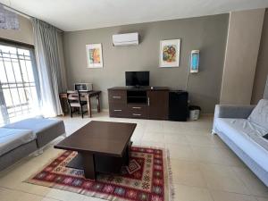 索瓦马塔拉地产公寓的带沙发和咖啡桌的客厅