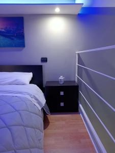 巴列塔Maison Damas的卧室配有白色的床和床头柜