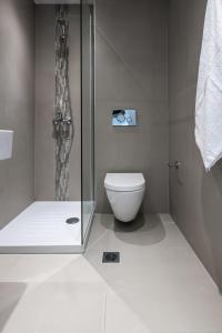 尼亚·卡利克拉提亚Light Blue Hotel的带淋浴和卫生间的浴室