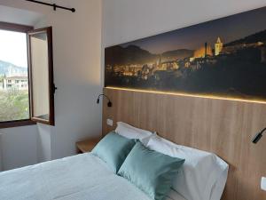 索列尔纳达尔旅馆的一间卧室配有一张壁画床