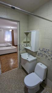 科布列季Park Avenue Kobuleti的一间带卫生间、水槽和床的浴室