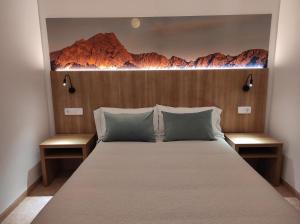 索列尔纳达尔旅馆的一间卧室配有一张大床和木制床头板