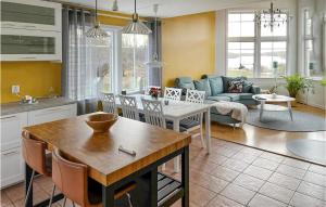 龙讷比Awesome Home In Ronneby With Kitchen的厨房以及带沙发和桌子的客厅。