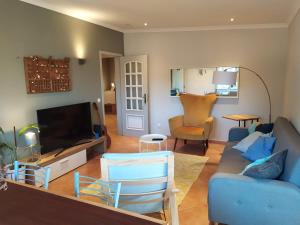 拉戈斯Country Villa work&relax的客厅配有蓝色的沙发和电视