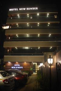 印多尔Hotel New Sunder的一家晚上停在酒店前面的汽车酒店