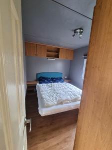 Sint KruisZeelandFeelings的一间小房间的卧室,配有一张床铺