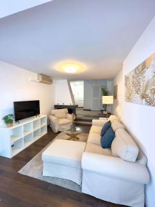 马贝拉Apartamento Puerto Banus的客厅配有白色沙发和电视