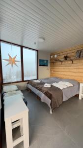 鲁卡Hotel Arctic Zone的卧室配有一张大床,墙上有一星星星