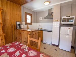 瓦卢瓦尔Appartement Valloire, 2 pièces, 6 personnes - FR-1-263-500的厨房配有白色冰箱和微波炉