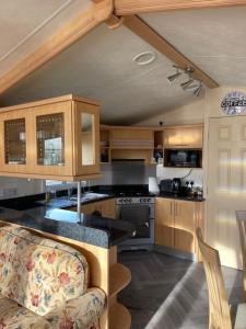 牛顿斯图尔特Immaculate 2-Bed Static Caravan at Monrieth的厨房配有木制橱柜和台面