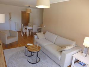 克莱恩 蒙塔纳Apartment Clavan by Interhome的客厅配有白色的沙发和桌子
