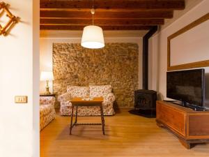 森瑟勒斯Holiday Home Can Xerret by Interhome的带沙发、电视和桌子的客厅