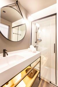 巴塞罗那巴塞罗那博览会酒店的一间带水槽和镜子的浴室