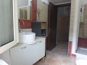 内比达Casa Margherita的浴室设有白色水槽和镜子