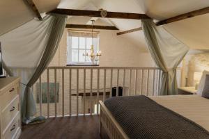 OtheryLittle England Retreats - Cottage, Yurt and Shepherd Huts的一间卧室设有一张床和一个窗口