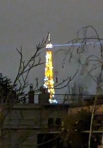 塞纳河畔讷伊Parisian Sparkle Retreat的夜幕上点燃的塔楼