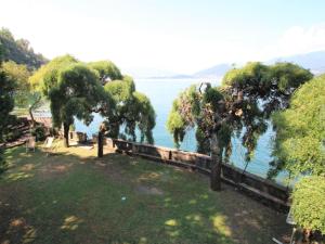 拉韦诺-蒙贝洛Holiday Home Sul Lago by Interhome的树木的水域景观