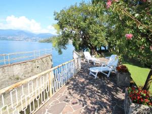 拉韦诺-蒙贝洛Holiday Home Sul Lago by Interhome的一个带两把椅子的庭院,享有水景