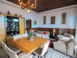 拉韦诺-蒙贝洛Holiday Home Sul Lago by Interhome的客厅配有木桌和椅子