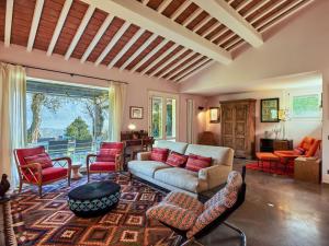 格里安泰卡德纳比亚Villa Villa Ulivo by Interhome的客厅配有沙发和椅子