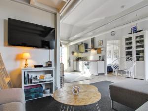奥基克比Apartment Gisella - 6km from the sea in Bornholm by Interhome的客厅配有沙发和桌子