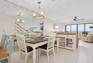 巴特勒海滩Sea Place 11211的用餐室以及带桌椅的起居室。