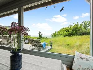 奥基克比Holiday Home Bondi - 150m from the sea in Bornholm by Interhome的门廊上设有屏风,享有海景