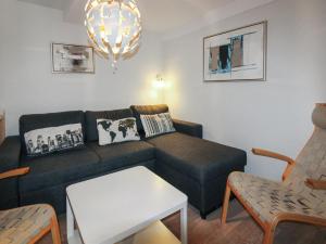 古兹耶姆Apartment Thyrne - 500m from the sea in Bornholm by Interhome的客厅配有沙发和桌子