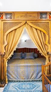 苏塞Dar El Goulli的一间卧室配有带窗帘的天蓬床