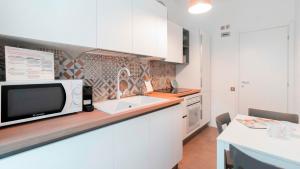 米兰Italianway - Brianza 14 A的厨房配有微波炉和水槽