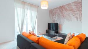 米兰Italianway - Brianza 14 A的客厅配有带橙色枕头的沙发