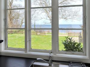 古兹耶姆Apartment Zina - 25m from the sea in Bornholm by Interhome的享有庭院景致的窗户