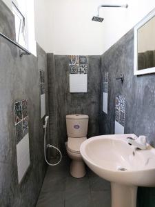 高尔安努沙15号寄宿公寓的一间带卫生间和水槽的浴室
