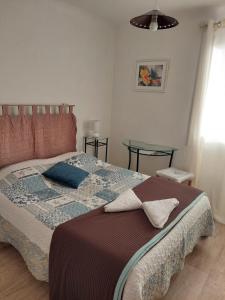 Saint Paul de Loubressac奥夏梅都拉瓦特酒店的一间卧室配有一张带棕色毯子的床