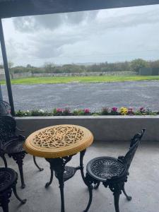 TubberThe Burren Inn的一张桌子和椅子,享有水景