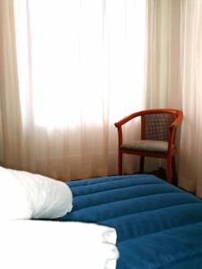 雅典EstellApartments的卧室配有床、椅子和窗户。
