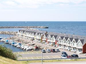 海斯勒Holiday Home Momo - 10m from the sea in Bornholm by Interhome的码头,有排的房屋和汽车停放