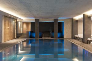 迈尔霍芬ElisabethHotel Premium Private Retreat- Adults only的酒店大堂的游泳池,拥有蓝色的灯光