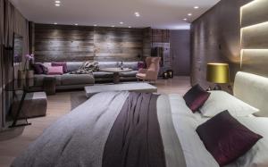 迈尔霍芬ElisabethHotel Premium Private Retreat- Adults only的客厅配有大床和沙发